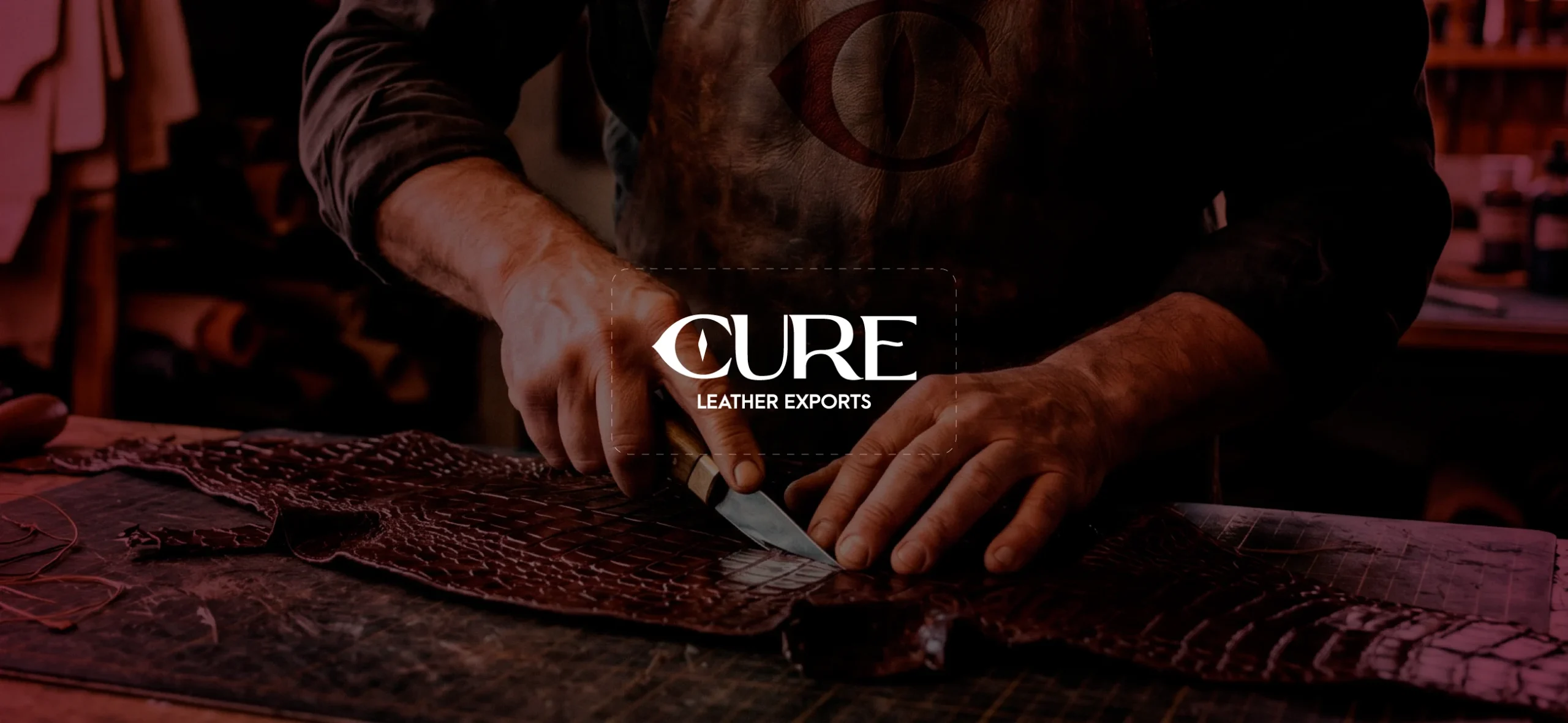 Cure Leather Exports: artesano trabajando el cuero