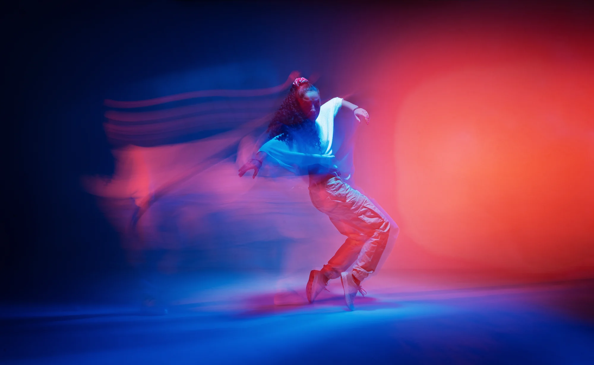 Bailarina en movimiento con luces de neón, fotografía de la marca Menthorama