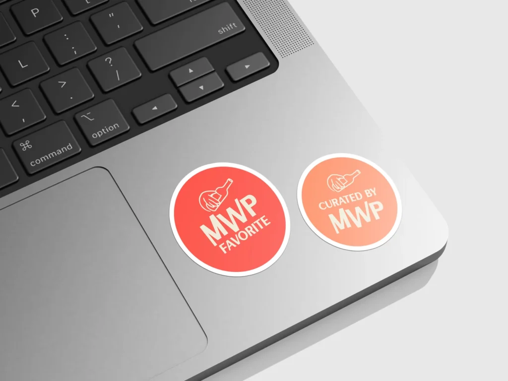 Stickers de sellos MWP Favorite y Curated by MWP en un portátil
