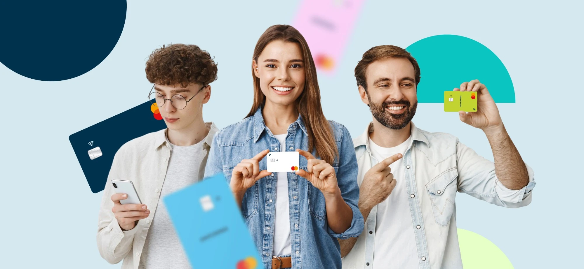 Pay Company: personas con sus tarjetas Pay Company