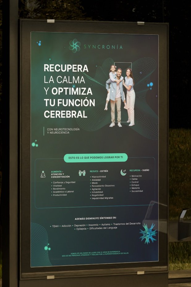 Afiche de Syncronía en una parada de bus